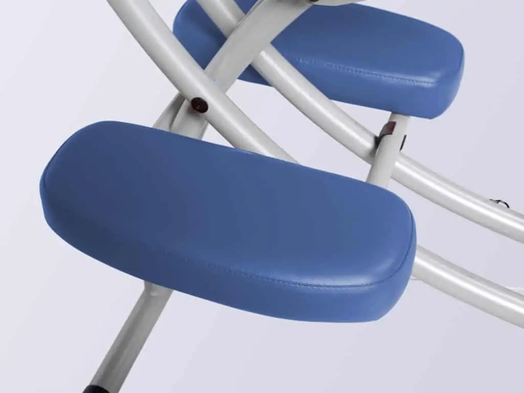 Dve pohodlné podložky pod kolená - uhol a vzdialenosť od sedadla je možné nastaviť zmenou výšky celej stoličky.